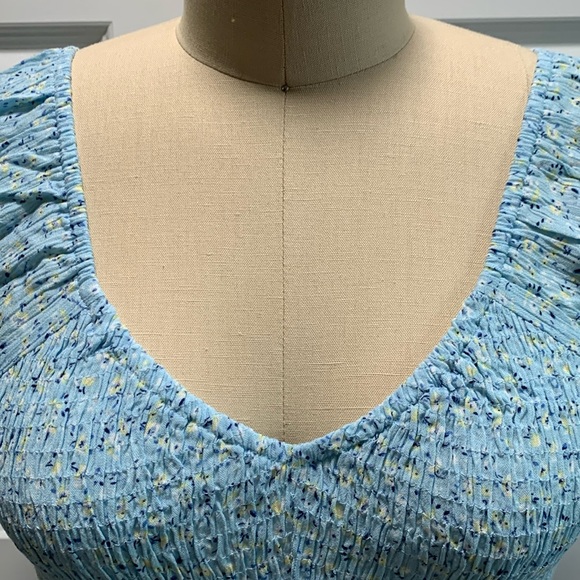 NWT ruched floral top with shoulder cap short sleeves and ballerina neckline - Picture 5 of 12